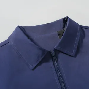 Detalle del cuello y la cremallera de una chaqueta cortavientos azul marino para hombre.