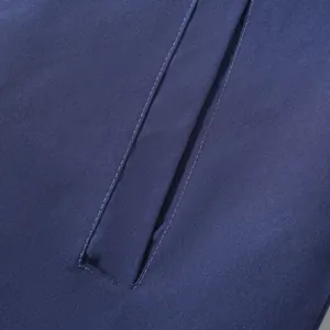 Detalle macro de costuras de alta calidad en una chaqueta cortavientos azul