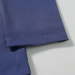 Primer plano macro de las costuras y la textura de una chaqueta cortavientos azul marino.