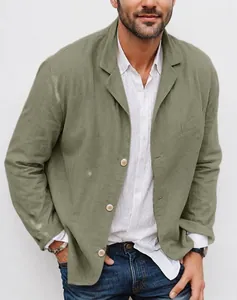 Détail d'un blazer en lin vert olive pour homme avec chemise décontractée