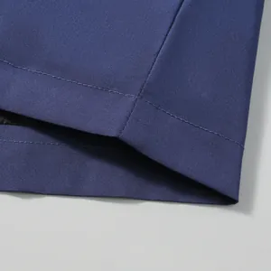 Primer plano macro de costuras de alta calidad en una chaqueta cortavientos azul