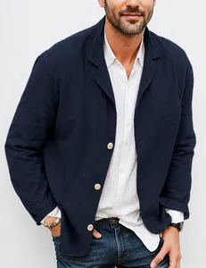 Détail d'un blazer décontracté en coton et lin bleu marine avec revers à boutonnage simple