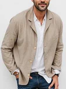 Vue détaillée d'un blazer en lin pour homme montrant la texture et les boutons simples.