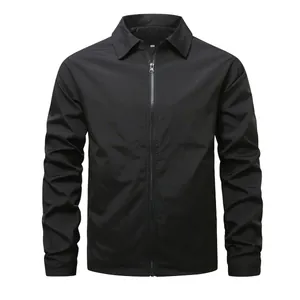 Detalle frontal de una chaqueta cortavientos negra clásica para hombre con cremallera
