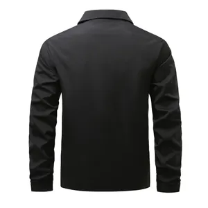 Vista trasera detallada de una chaqueta cortavientos negra clásica para hombres