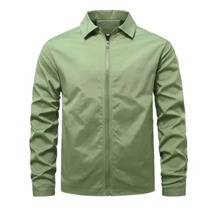 Vista frontal de una chaqueta cortavientos verde oliva claro para hombre con cremallera y cuello