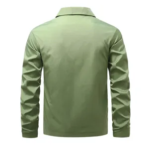 Vista posterior de chaqueta de otoño verde ligera cortavientos para hombre con cuello