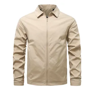 Vista detallada de una chaqueta cortavientos beige para hombre con cremallera y cuello.