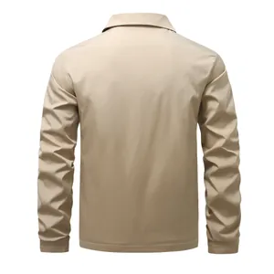 Vista trasera detallada de una chaqueta informal cortavientos caqui para hombre con textura