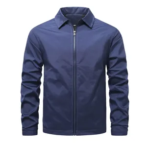 Vista frontal detallada de una chaqueta cortavientos azul oscuro para hombre con cremallera