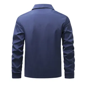 Vista posterior detallada de una chaqueta cortavientos azul marino para hombre de calidad.