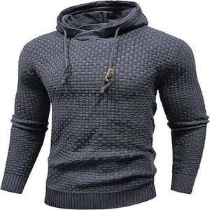 Vista detallada del patrón de punto jacquard gris en un suéter con capucha para hombre