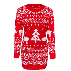 Vue frontale d'une robe de Noël en tricot rouge avec des motifs de rennes festifs