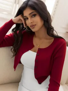Eleganter roter kurzer Strick-Cardigan für Damen in einer stilvollen Lifestyle-Umgebung