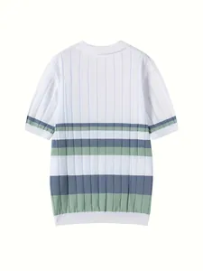 Vista trasera de camiseta de punto de manga corta para hombre con rayas azules y verdes