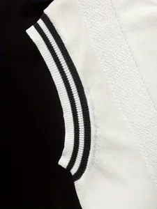 Primo piano della trama a maglia e del bordo a coste a righe di un gilet da uomo