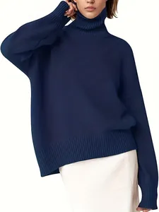 Detalle de jersey de cuello alto azul marino con cuello y puños de punto elástico