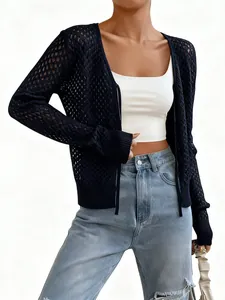 Dettaglio del cardigan in maglia traforata blu scuro con trama a rete