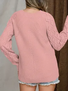 Vista posteriore di un maglione rosa da donna traforato con motivo a rombi