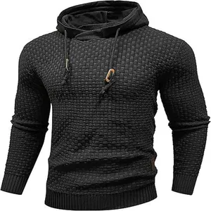 Primer plano de la textura de punto jacquard en un suéter con capucha gris oscuro para hombre.