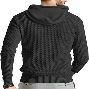 Vista detallada de la espalda de un suéter con capucha de punto jacquard negro para hombre