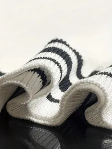 Primo piano macro della trama del tessuto a maglia a righe bianche e nere