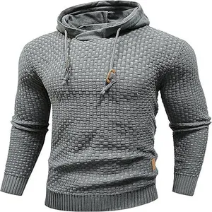 Vista detallada de un suéter con capucha para hombre en tejido jacquard texturizzato gris.