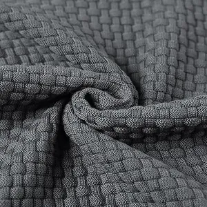 Primer plano de la tela de punto jacquard gris oscuro con textura de gofre de cal