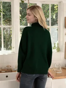 Vista trasera de un acogedor suéter de cuello alto verde oscuro en una cocina