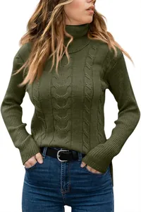 Detailansicht eines olivgrünen Damen-Strickpullovers mit Retro-Zopfmuster und Rollkragen