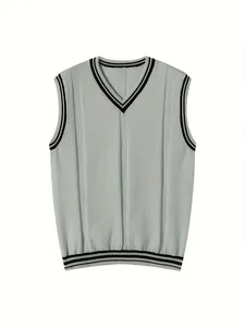 Dettaglio del gilet in maglia con scollo a V stile preppy da uomo con coste a righe