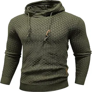 Vista detallada de un suéter con capucha verde oliva para hombre con textura jacquard