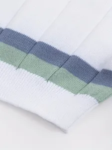 Detalle macro de polo de punto a rayas para hombre que muestra textura y rayas de colores