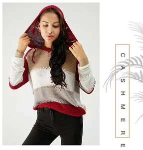 Vue détaillée d'un sweat à capuche en tricot ample pour femme avec des rayures colorées automne