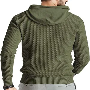 Vista trasera de sudadera con capucha de punto jacquard verde oliva para hombre.