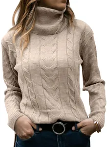 Detailansicht des beigen Damen-Zopfstrickpullovers mit Rollkragen und weicher Textur