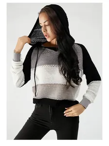 Sweat à capuche tricoté pour femme avec rayures grises et blanches, automne chic.