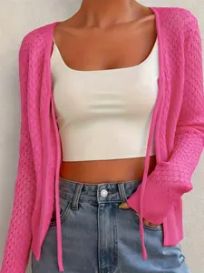 Dettaglio del cardigan in maglia rosa traforata da donna con chiusura a laccetti
