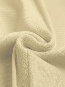 Vista macro dettagliata della texture in maglia crema di un gilet da uomo con scollo a V.