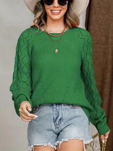 Dettaglio della maglia verde a maglia con elegante motivo a rombi traforati e vestibilità