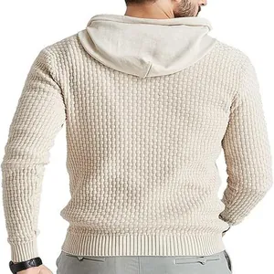 Vista posterior detallada de una sudadera con capucha de punto jacquard crema para hombre