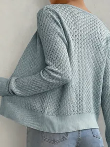 Vista dettagliata della delicata trama in maglia traforata del cardigan azzurro donna