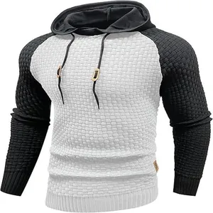 Vista detallada de la textura de punto jacquard de esta sudadera con capucha bicolor para hombre