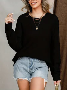 Vista dettagliata della trama del maglione nero da donna con motivo a rombi traforati