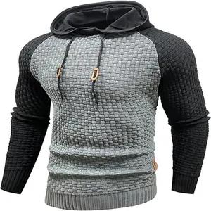 Detalle de la textura de un suéter con capucha de punto jacquard gris y negro hombre