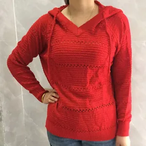 Elegante sudadera con capucha de punto rojo para mujer con calados y diseño de cuello en V