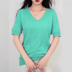 Stijlvolle mintgroene gebreide top met V-hals voor casual voorjaars- en zomergebruik