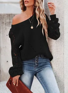 Dettaglio del maglione in maglia nera con motivo a rombi traforati