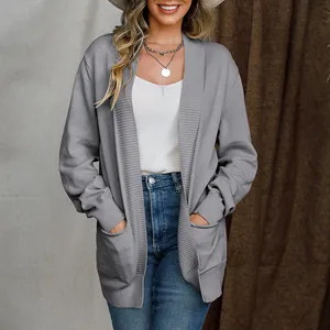 Grijze gebreid damesvest met open voorkant en handige zijzakken voor een casual look