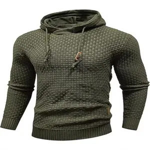 Sudadera con capucha para hombre en punto jacquard verde oliva con textura de gofre fina.